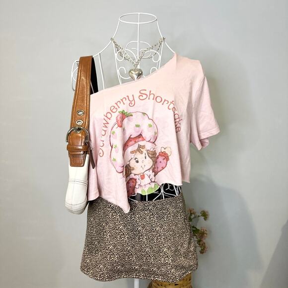 The cutest vintage y2k strawberry shortcake off the shoulder top - Picture 2 of 7
